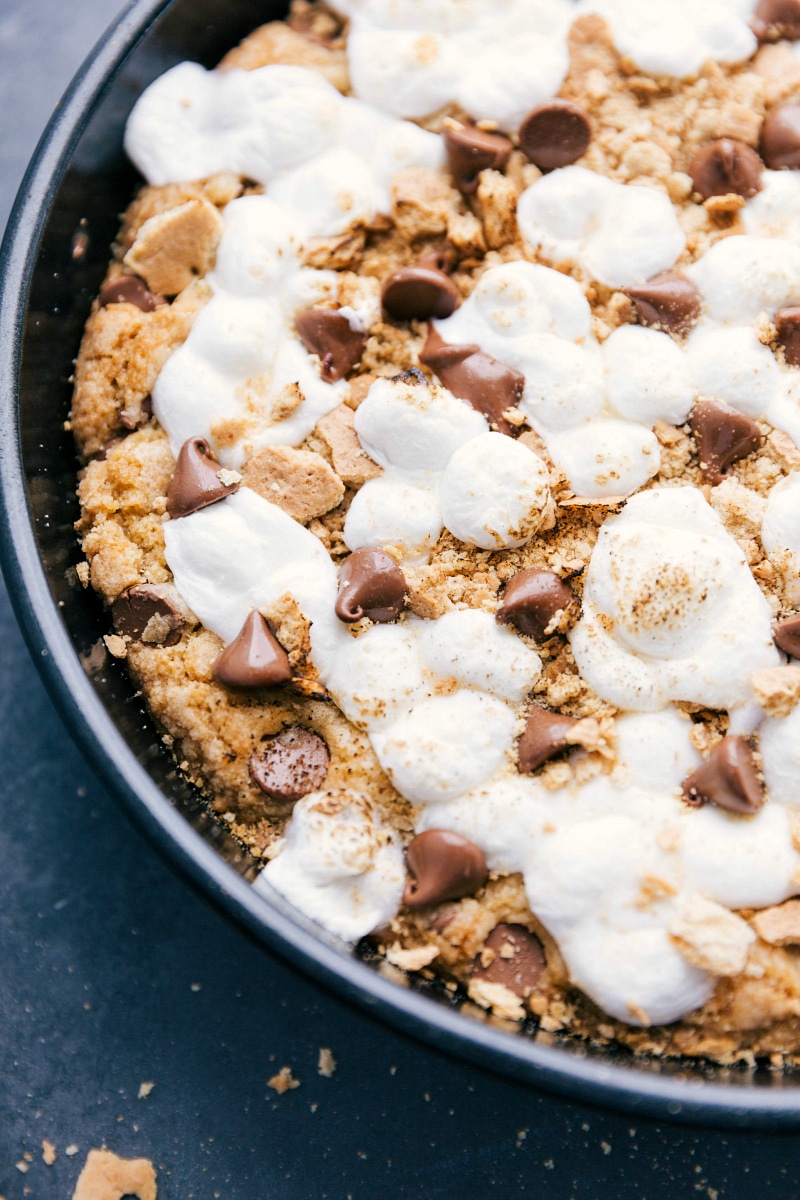 Up-close overhead image of the the S'mores Pizookie
