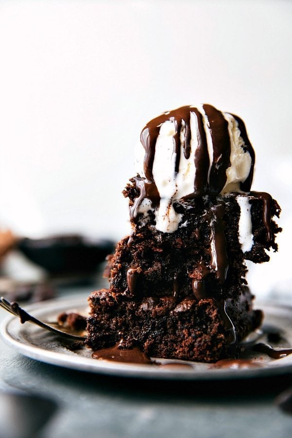 These double-chocolate super fudgy applesauce brownies are made with no oil, no butter, and no flour! But the great news is - no weird veggies or beans either! Recipe Via Chelseasmessyapron #dessert #healthy #quick #easy #best #nobeans #betterforyou #applesauce #brownies Applesauce Brownies with ice cream and chocolate syrup