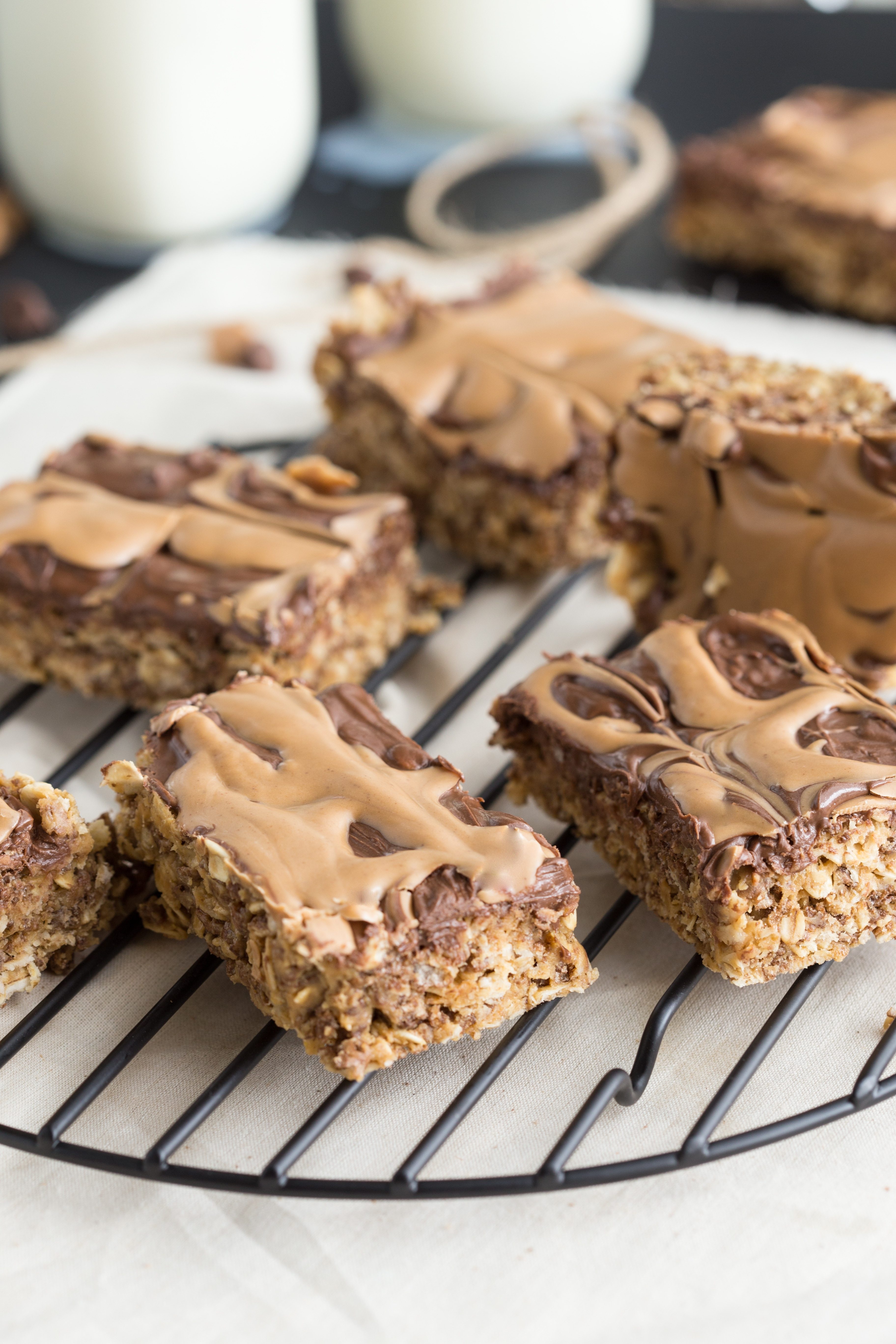 {no bake} chocolate peanut butter cup cereal bars