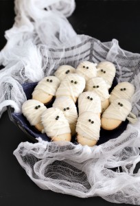 Mummy Milanos - the easiest Halloween treat!