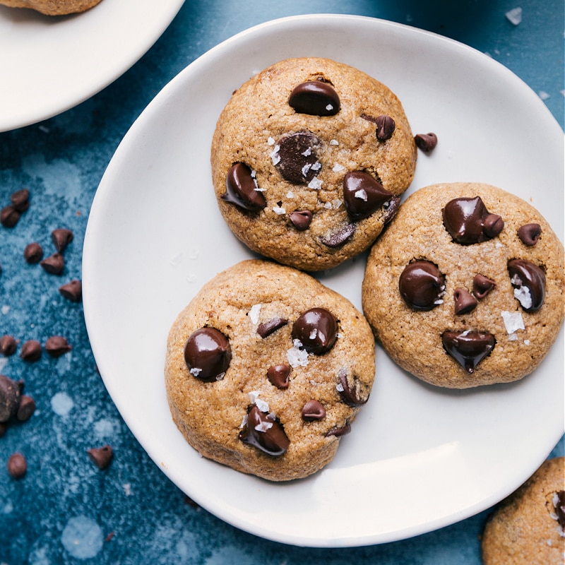 Up-close overhead image of the cookies on a plate