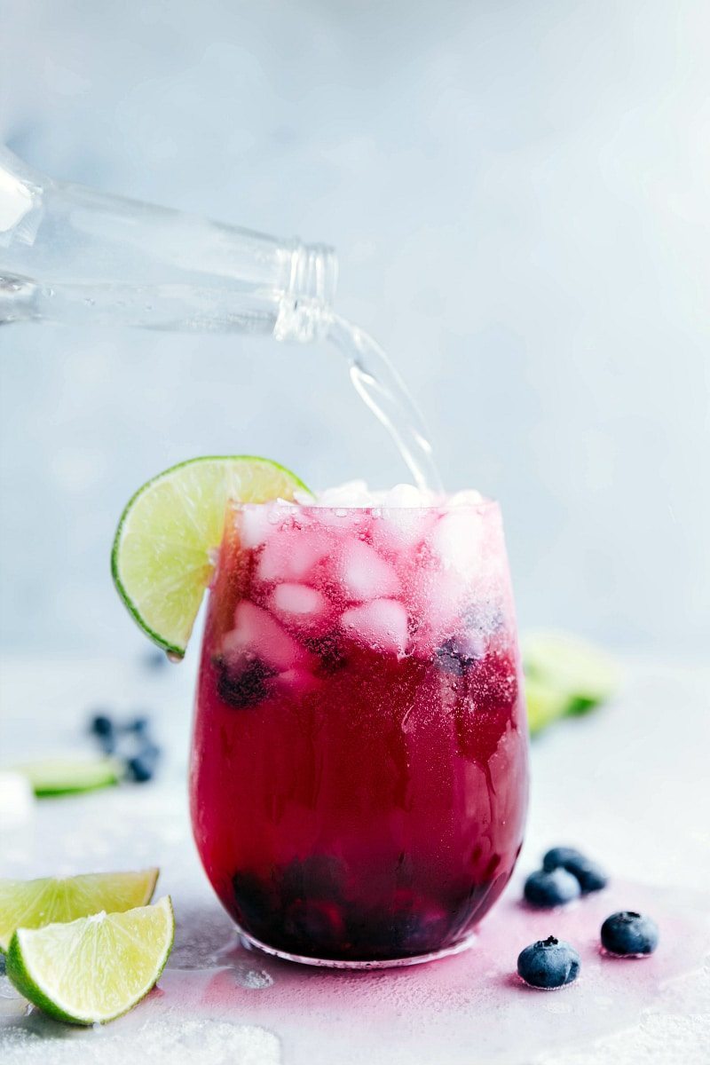 A delicious blueberry mandarine-lime beverage. This spritzer is non-alcoholic made with a sugared blueberry base and a mandarine-lime sparkling water. chelseasmessyapron.com