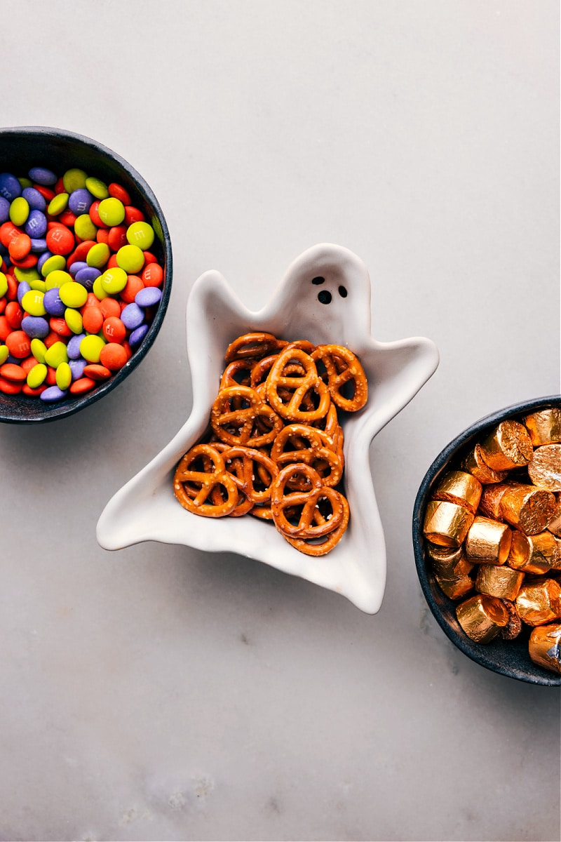 The three products used in this recipe: M&M's, pretzels, and Rolos