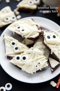 Great Halloween Treat - only 5 ingredients and NO baking required! Chocolate Brownie Batter Mummy Bark