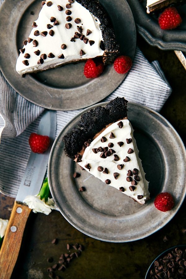 The BEST and easy dessert! 6-ingredient NO BAKE Chocolate Pudding Pie. Impressive looking, little effort | chelseasmessyapron.com | #dessert #chocolate #pudding #pie #easy #quick #coolwhip
