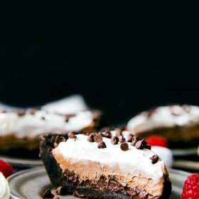 The BEST and easiest dessert! 6-ingredient NO BAKE Chocolate Pudding Pie. Impressive looking, little effort