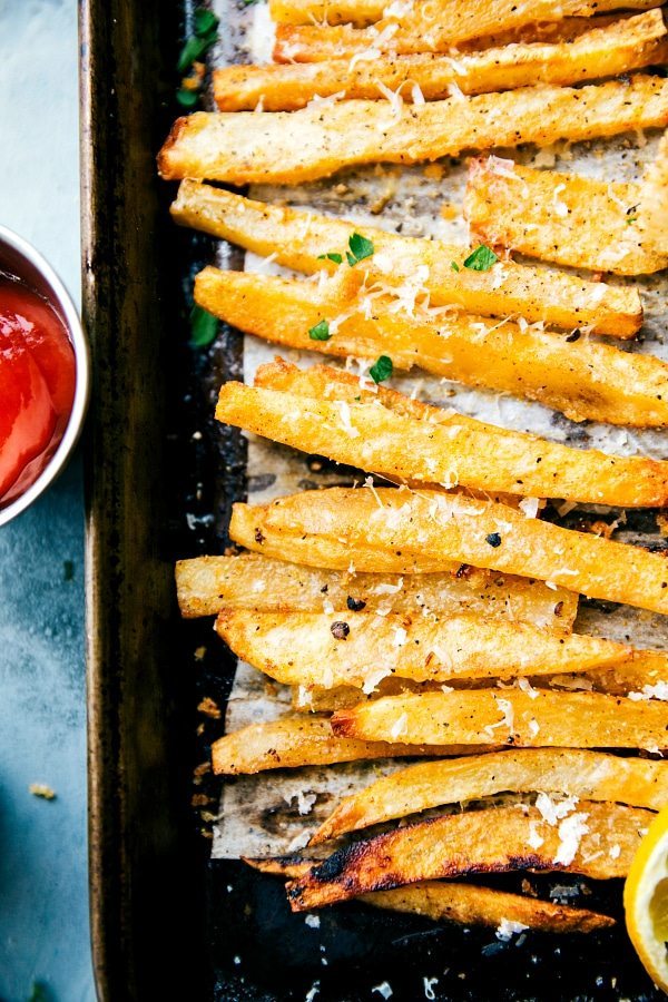 The secrets to the very best EXTRA CRISPY oven baked Parmesan fries! Via chelseasmessyapron.com