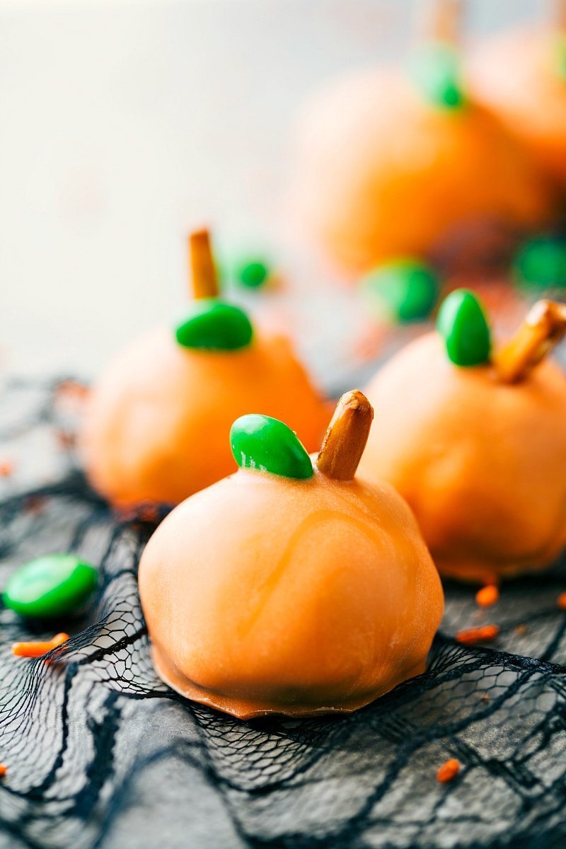 PUMPKIN OREO BALLS 4 adorable and festive Halloween Oreo Balls -- monsters, pumpkins, bats, and mummies; each made with 5 ingredients or less! via chelseasmessyapron.com