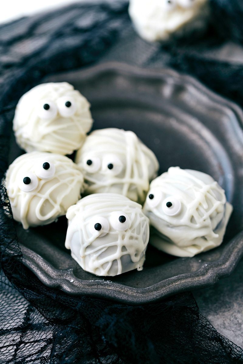 MUMMY OREO BALLS 4 adorable and festive Halloween Oreo Balls -- monsters, pumpkins, bats, and mummies; each made with 5 ingredients or less! via chelseasmessyapron.com