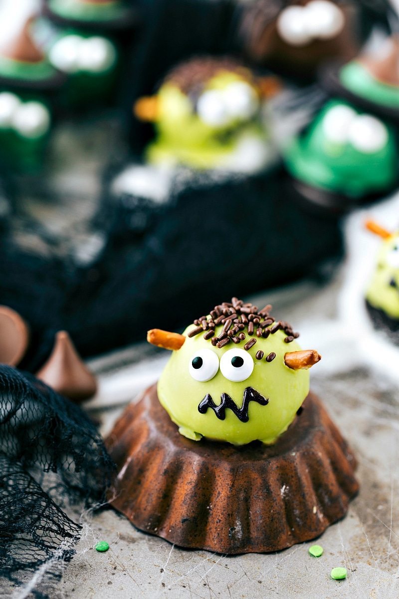 FRANKENSTEIN OREO BALL: Four different ways to dress up an oreo ball for Halloween -- a witch, spider, frankenstein, and an owl. Easy and delicious treats that are perfect for a party! via chelseasmessyapron.com