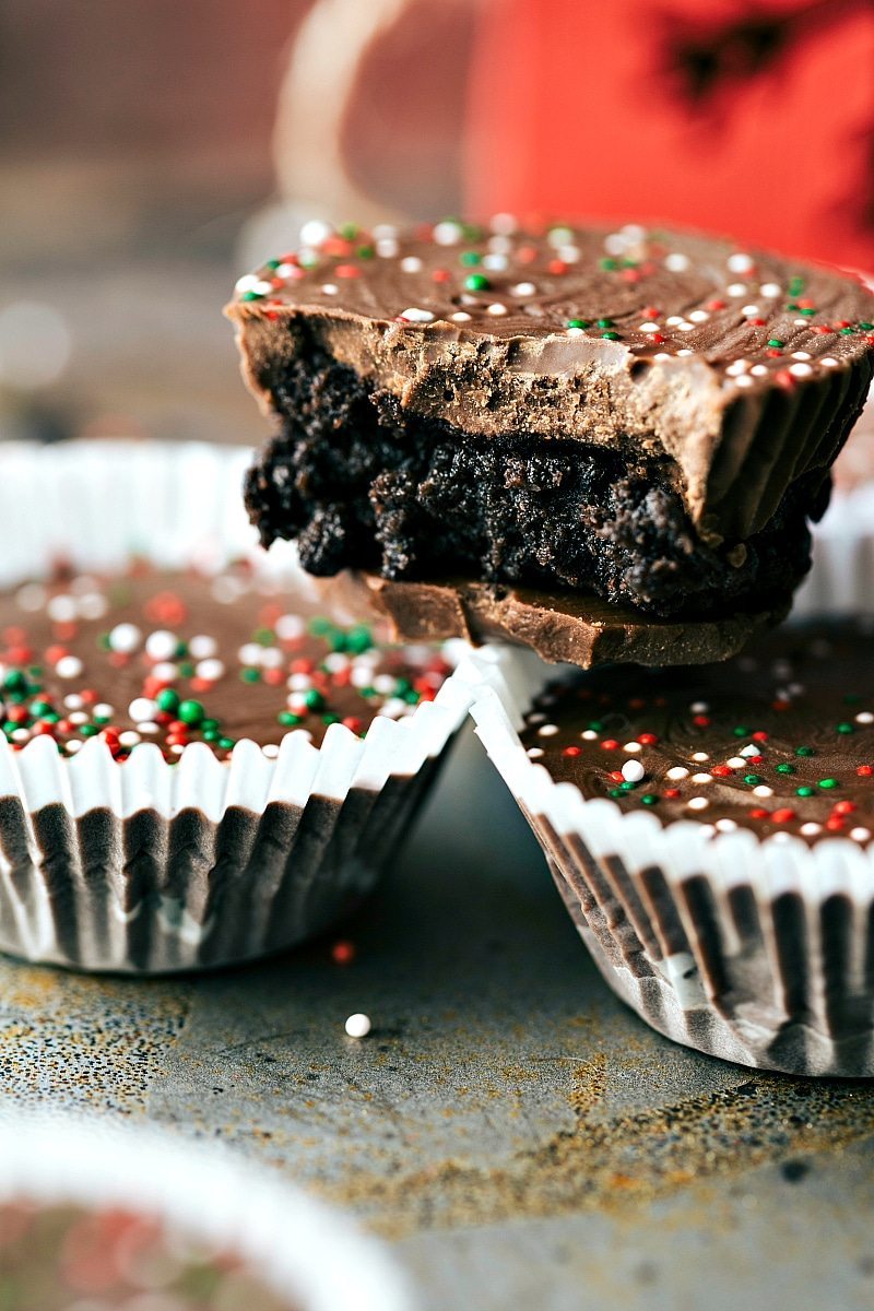 THREE INGREDIENT easy, no-bake Chocolate THIN MINT oreo cups via chelseasmessyapron.com