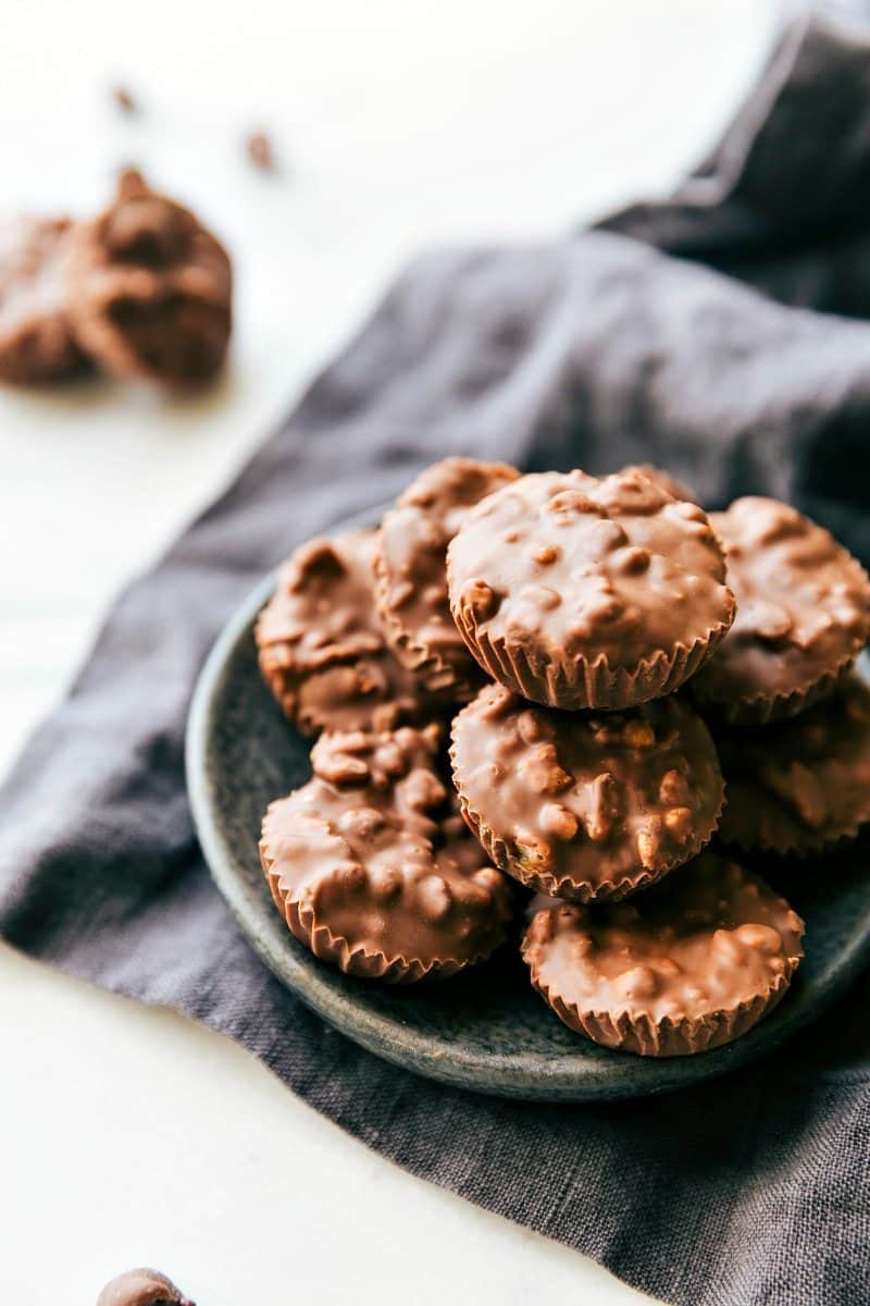 CRUNCH CUPS. A collection of four different MUFFIN TIN TREATS all with just 3-ingredients. No baking required! Perfect for sharing with friends/family, giving out as gifts, bringing into work, or enjoying yourself! via chelseasmessyapron.com