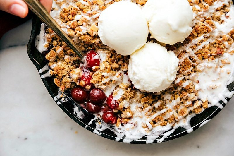 The BEST easy tart CHERRY CRISP -- packed with flavor and so easy to make! I chelseasmessyapron.com