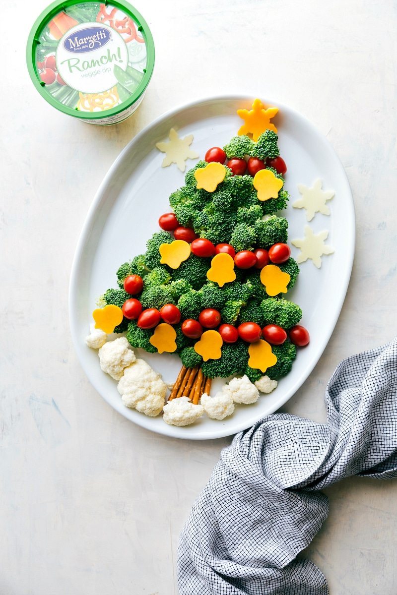 EASY Holiday Veggie Platters!! Two easy ways to dress up your holiday veggie platters! A Christmas Tree and an Ornament made out of veggies with delicious dips! I chelseasmessyapron.com