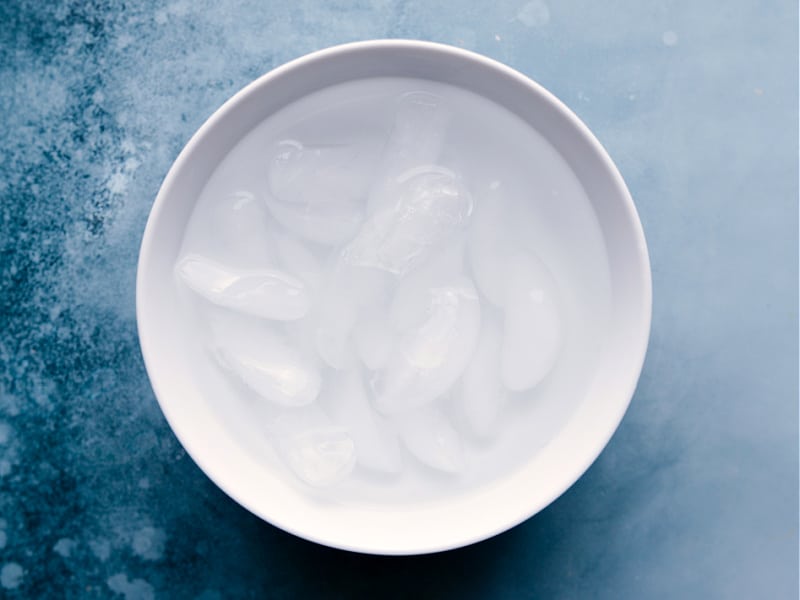 A bowl of ice water prepared for the recipe.