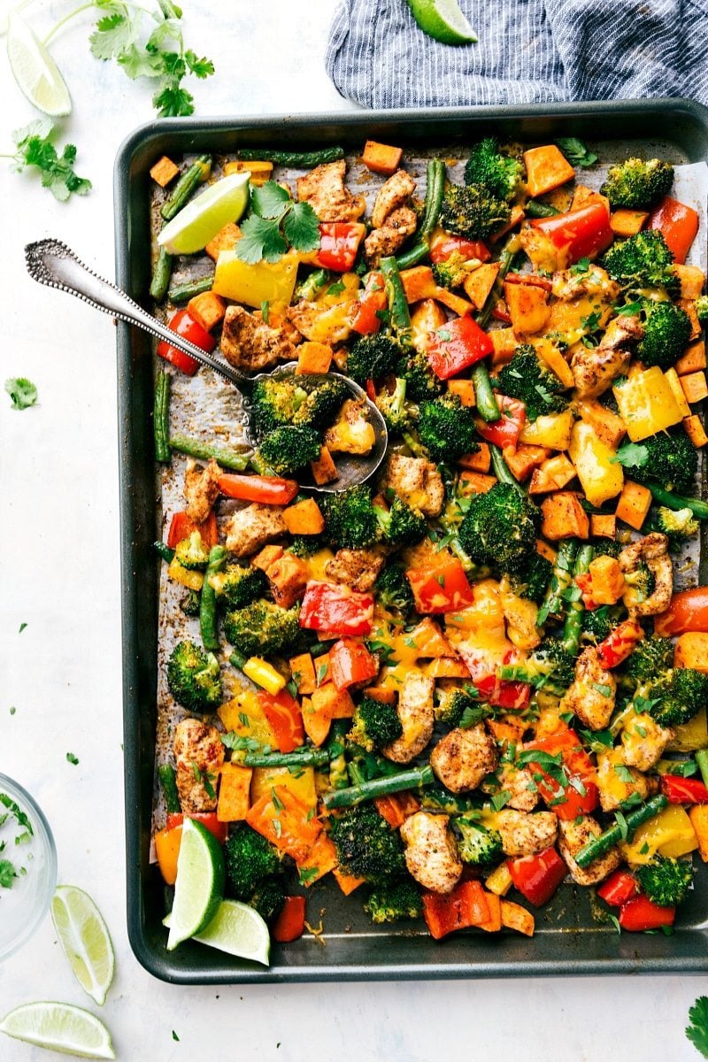 One Pan Healthy Chicken and Veggies - a great healthy way to meal prep for the week! I via chelseasmessyapron.com