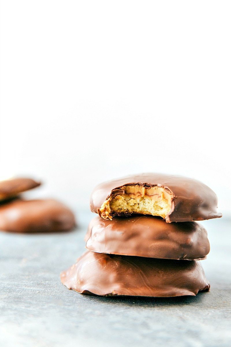 Homemade 4-ingredient TAGALONG COOKIES! Plus a collection of four different DIY Girl Scout cookie copycats all with 4-ingredients OR less! Thin Mints, S'mores Sandwich Cookies, S'amoas, and Tagalongs! via chelseasmessyapron.com