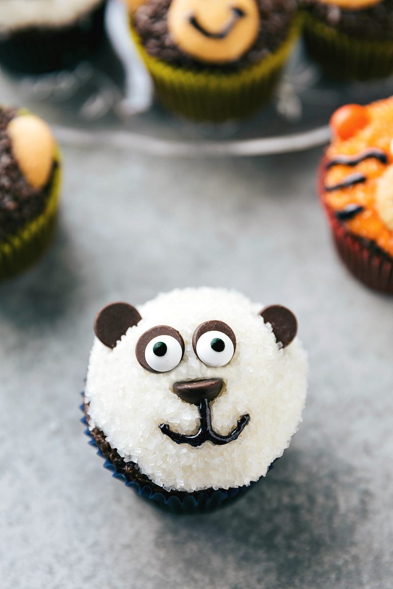 EASY JUNGLE CUPCAKES! Four simple and easy to make animal jungle cupcakes -- a zebra, monkey, tiger, and a panda. From chelseasmessyapron.com