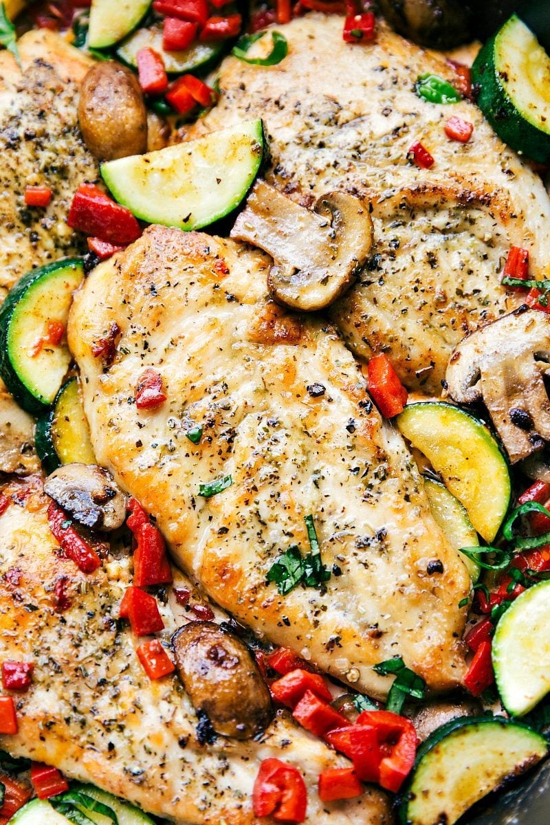 Easy Italian Chicken and Veggies is a delicious meal the whole family will love! This restaurant quality dish is one you'll want to make over and over again! I via chelseasmessyapron.com