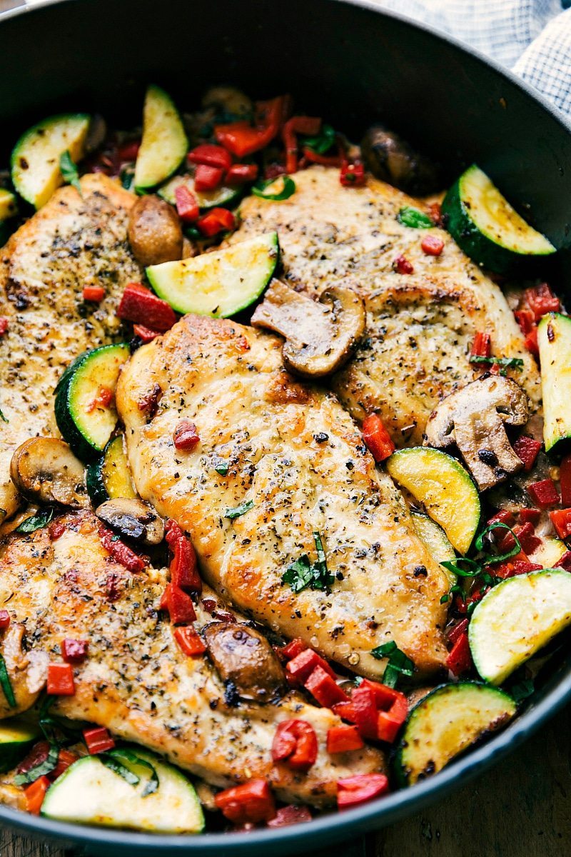 Easy Italian Chicken and Veggies is a delicious meal the whole family will love! This restaurant quality dish is one you'll want to make over and over again! via chelseasmessyapron.com