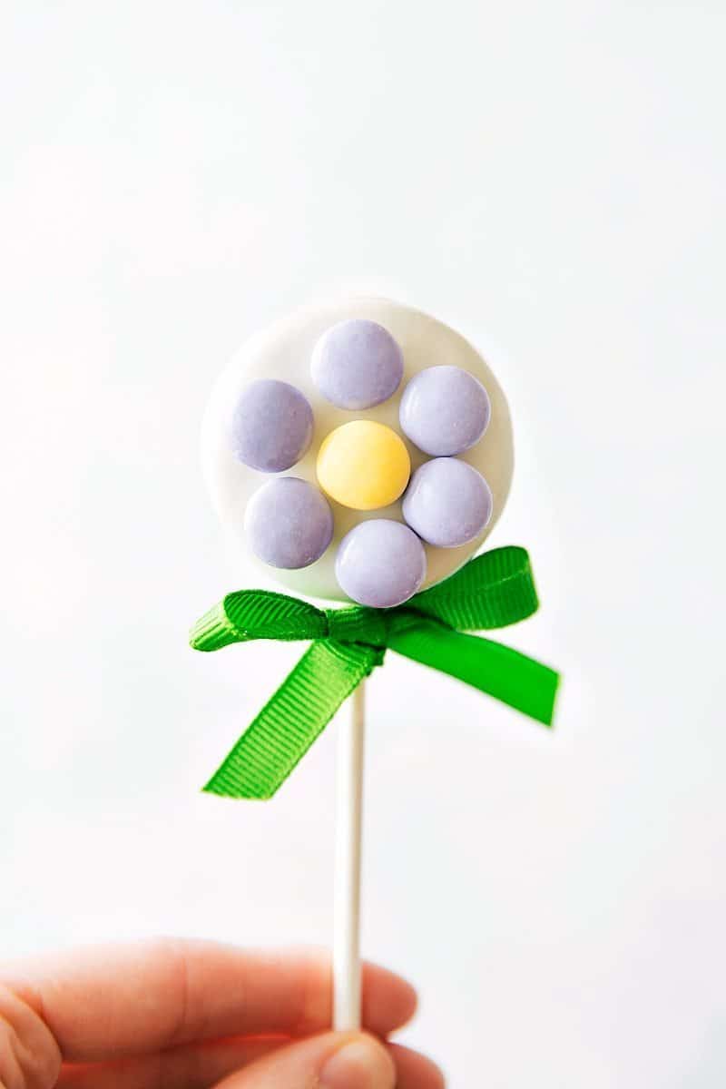 Four simple themed "Flower Treats" that are perfect for Mother's Day or Spring celebrations! Rose Cake Pops, Lemon Curd Cookie Cups, Flower Cookie Pops, & Sunflower Nutella Frosting Bites. via chelseasmessyapron.com