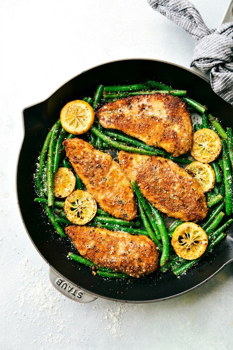 ONE SKILLET easy lemon parmesan chicken and veggies! Delicious and quick to make; 30-minute meal with little clean-up! via chelseasmessyapron.com