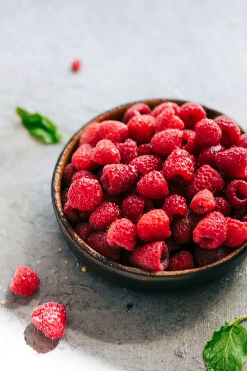 Image of a bowl of fresh raspberries that go into this simply raspberry lemonade