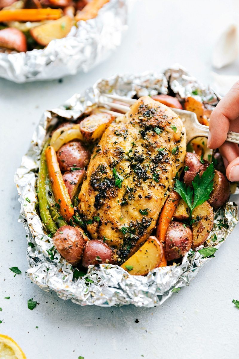 Simple, easy, healthy, and little clean-up: Tin Foil Italian Chicken and Veggies! I chelseasmessyapron.com