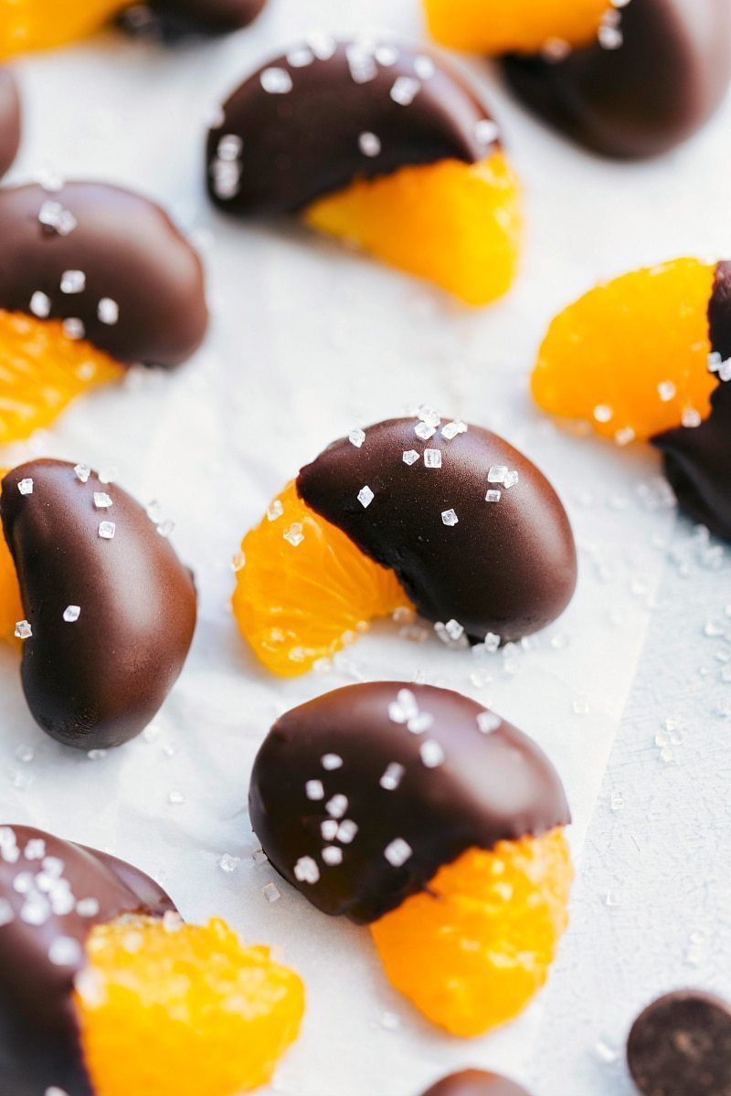 NO BAKE 3-ingredient chocolate-covered mandarin oranges! PLUS 3 other no bake desserts and a video tutorial. via chelseasmessyapron.com