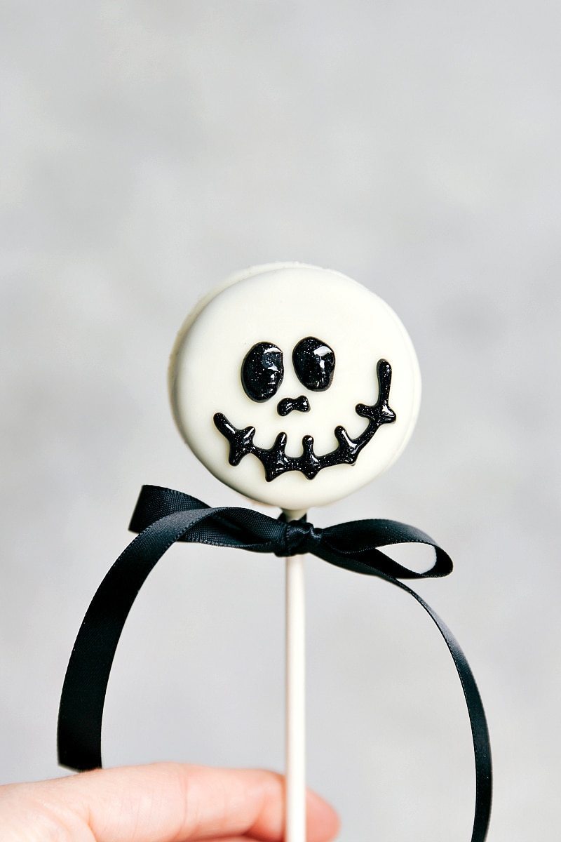 SKELETON OREO POP! Simple Halloween Oreo Pops -- Spider Oreo Pops, Skeleton Oreo Pops, Frankenstein Oreo Pops, and Monster Oreo Pops I chelseasmessyapron.com