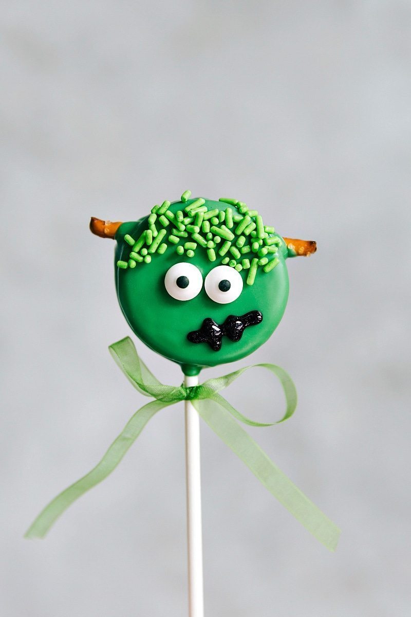 FRANKENSTEIN OREO POPS! Simple Oreo Pops decorated for Halloween -- Spider Oreo Pops, Skeleton Oreo Pops, Frankenstein Oreo Pops, and Monster Oreo Pops I chelseasmessyapron.com