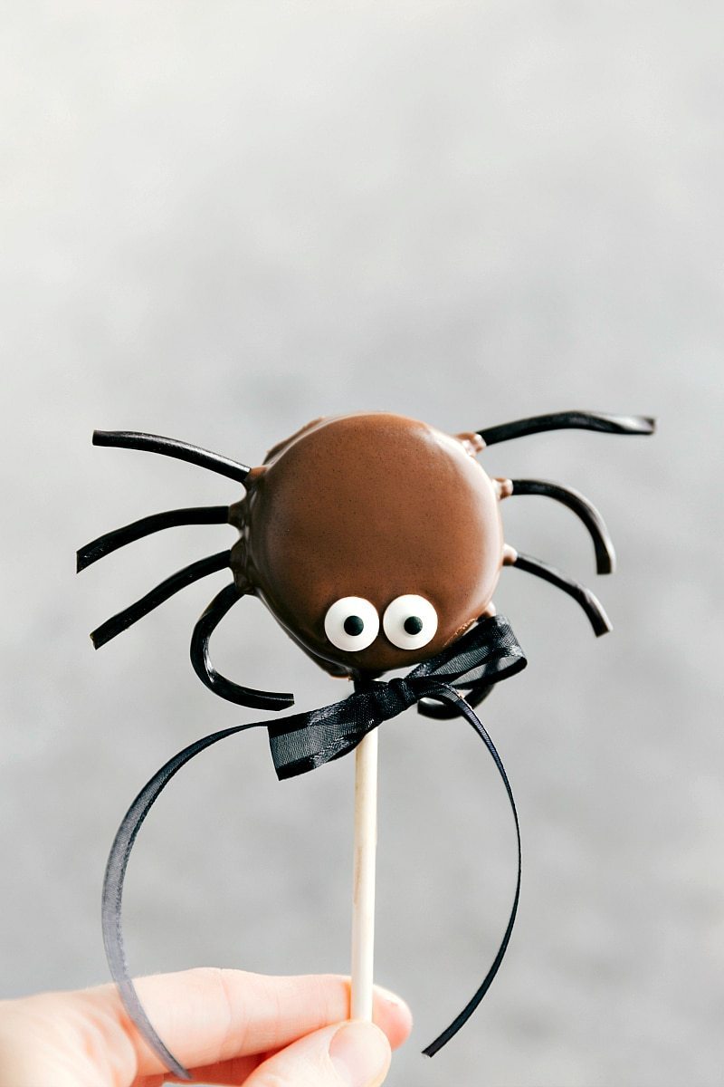 SPIDER OREO POP! Simple Halloween Oreo Pops decorated for Halloween -- Spider Oreo Pops, Skeleton Oreo Pops, Frankenstein Oreo Pops, and Monster Oreo Pops I chelseasmessyapron.com