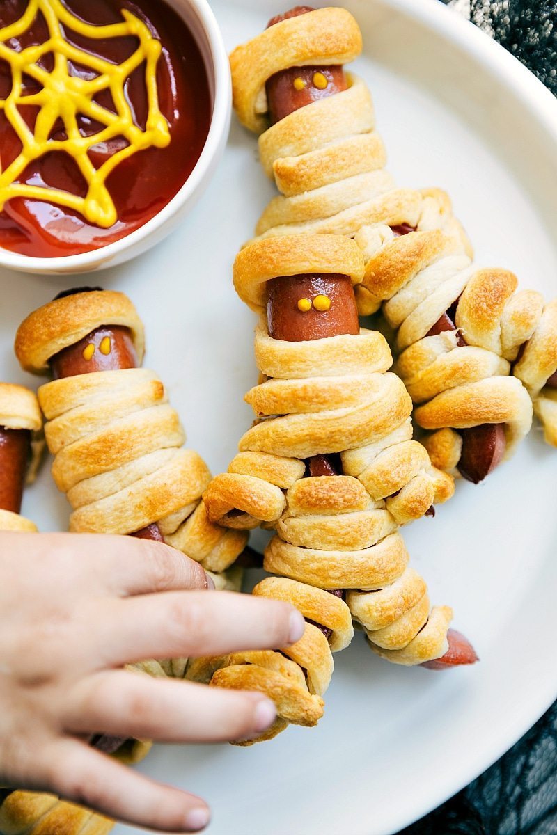 Image of the walking dead mummy dogs that go along with these easy halloween appetizers