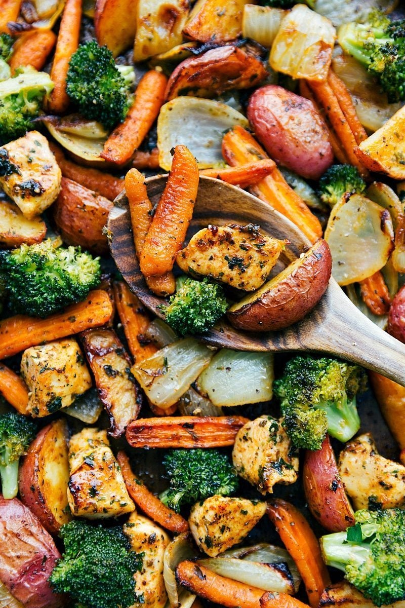 https://www.chelseasmessyapron.com/wp-content/uploads/2017/09/Deliciously-seasoned-ONE-PAN-healthy-dinner-garlic-parmesan-chicken-and-veggies.jpg