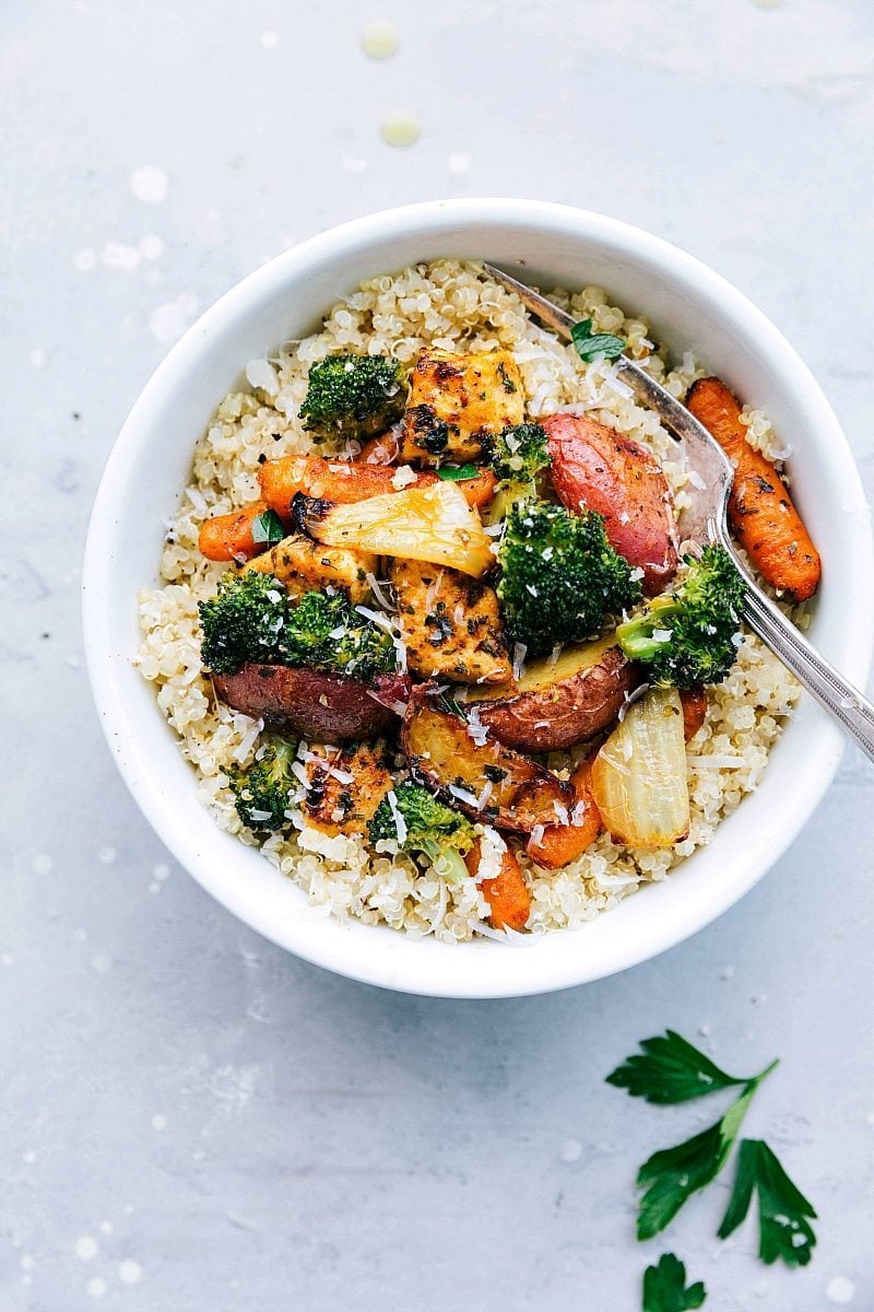 Great Meal Prep!!! Delicious ONE PAN Garlic Parmesan Chicken and Veggies. Healthy and hearty! Recipe via chelseasmessyapron.com