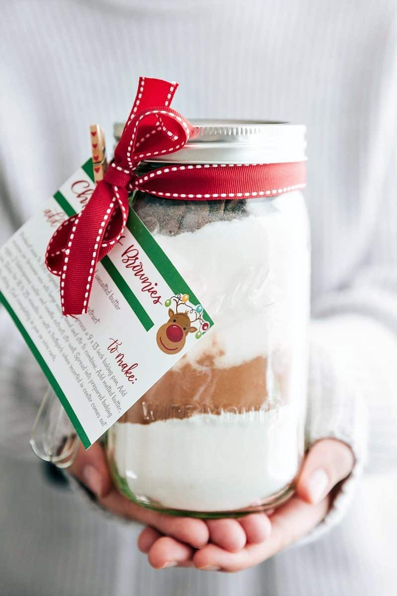 Mason Jar Dessert: Christmas Brownies Christmas Brownies in a jar with a free printable attached.