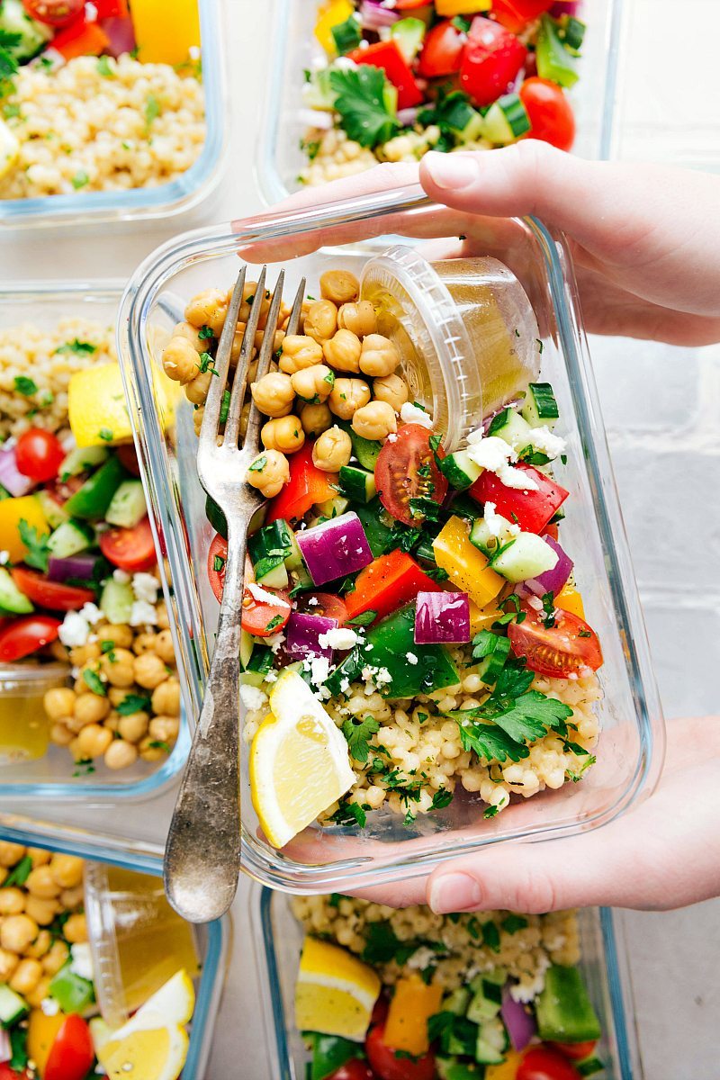 A delicious and healthy Greek couscous salad that everyone will go crazy for! (Meal prep options and tips included) via chelseasmessyapron.com | #healthy #salad #couscous #vegetables #vegetarian #Greek #delicious #easy #kidfriendly #quick