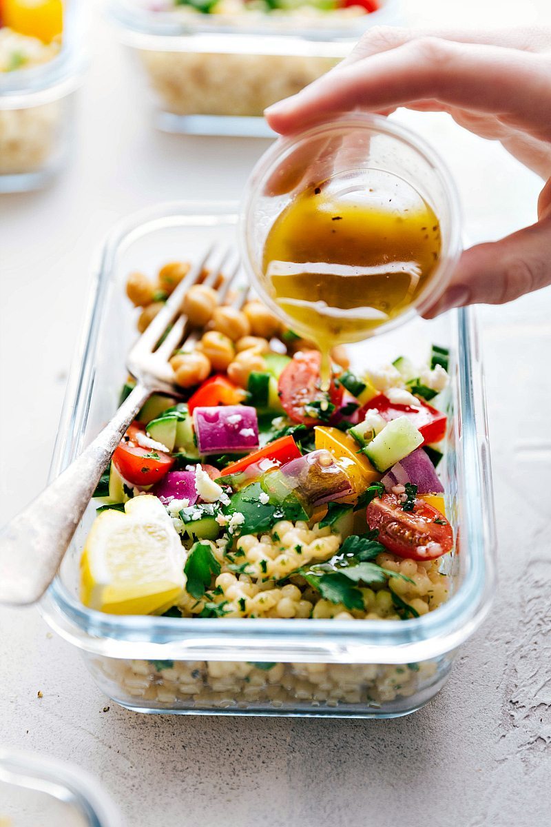 A delicious and healthy Greek couscous salad that everyone will go crazy for! (Meal prep options and tips included) via chelseasmessyapron.com | #healthy #salad #couscous #vegetables #vegetarian #Greek #delicious #easy #kidfriendly #quick #lunch #mealprep #dressing #salad