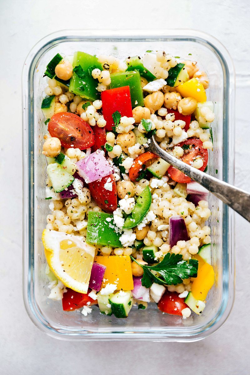 A delicious and healthy Greek couscous salad that everyone will go crazy for! (Meal prep options and tips included) via chelseasmessyapron.com | #healthy #salad #couscous #vegetables #vegetarian #Greek #delicious #easy #kidfriendly #quick #lunch #mealprep #prep #healthy