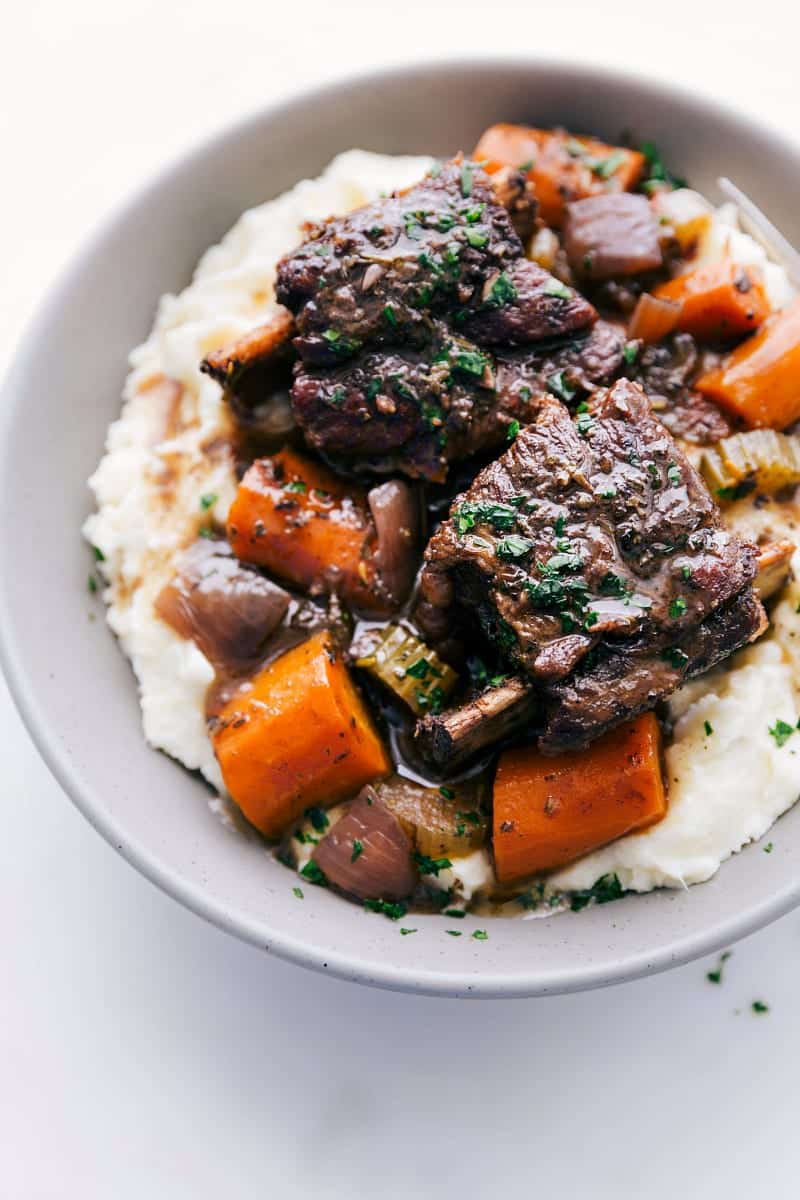 Short ribs with vegetables and mashed potatoes