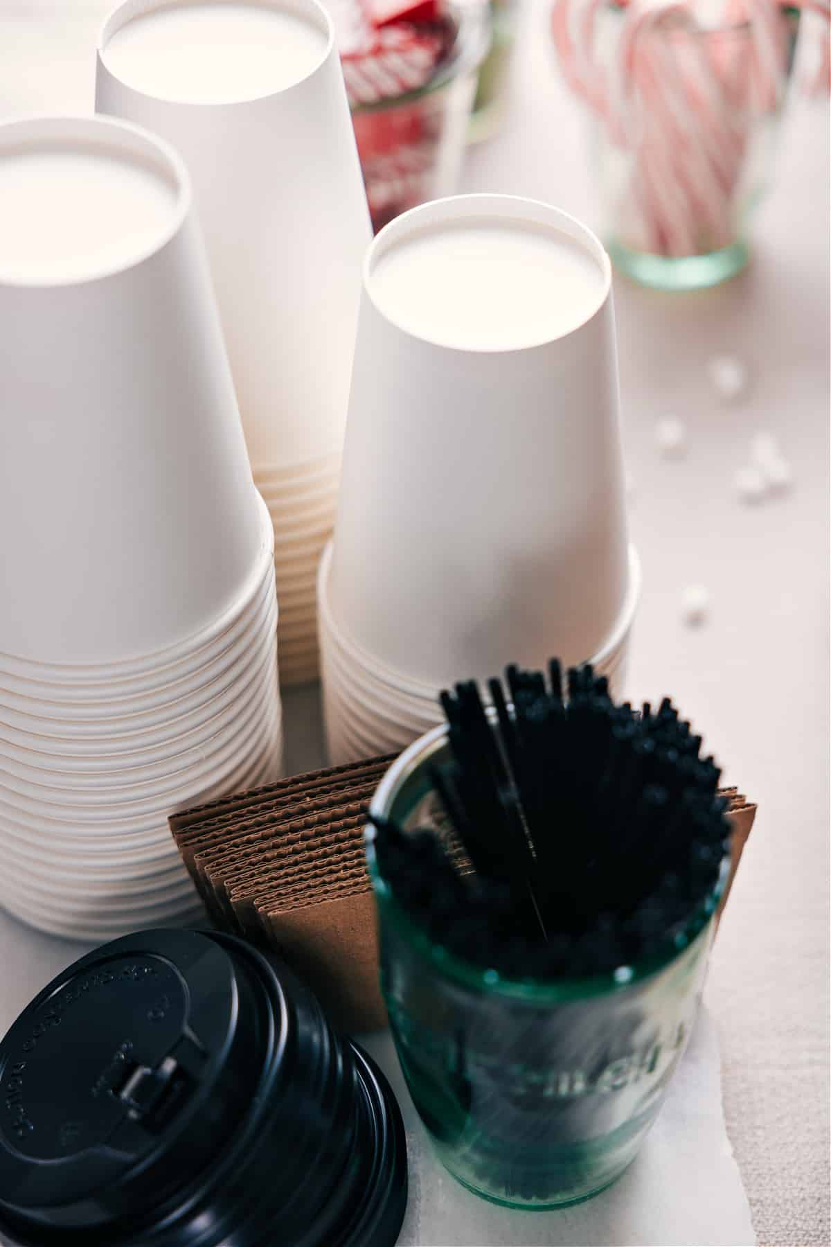 Assorted coffee cups with matching lids arranged neatly.