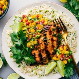Cilantro Lime Vištiena ant ryžių lovos su šviežia salsa.