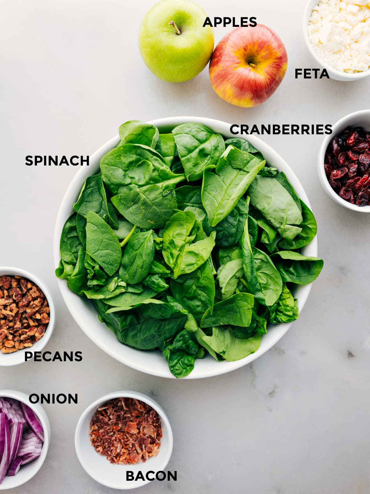 Ingredientai špinatų salotų recepte Visi šio recepto ingredientai yra paruošti, kad būtų lengva surinkti.