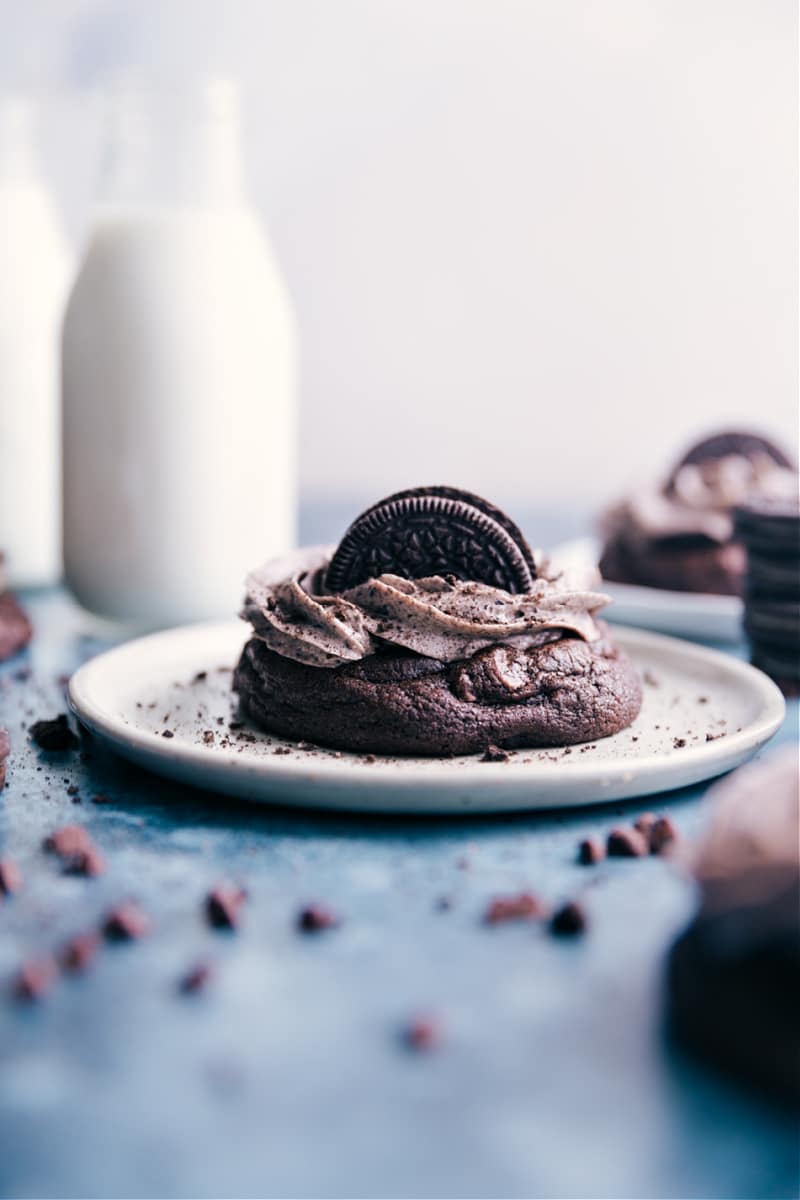 Image of the Chocolate Oreo Cookies on a plate