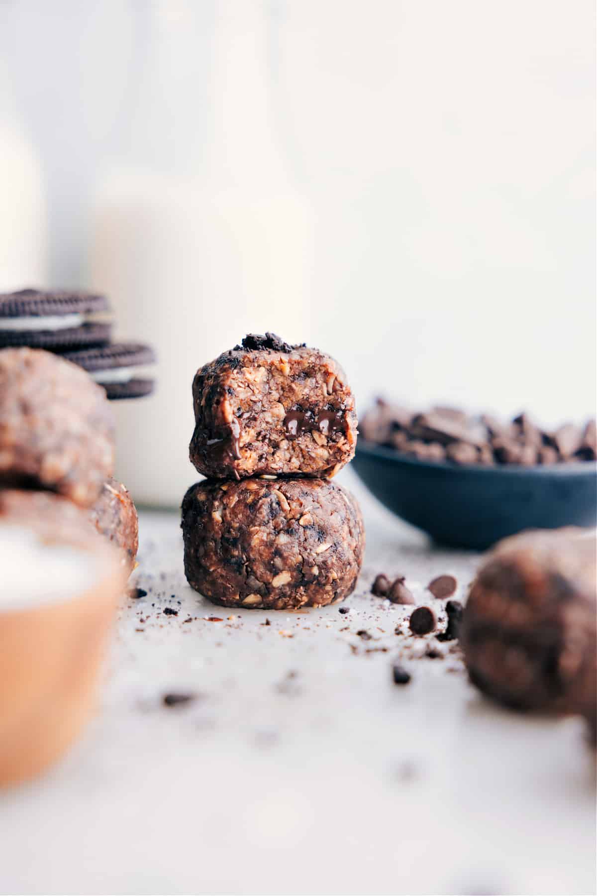 Daug baltymų turintys sausainiai ir grietinėlės oreo kąsneliai, sukrauti vienas ant kito, yra jūsų naujas mėgstamiausias užkandis.