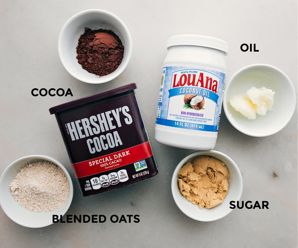 Pasirenkami „Oreo“ trupinių ingredientai, paruošti, kad būtų lengva surinkti ir įdėti į sausainius ir grietinėlės energijos įkandimus.