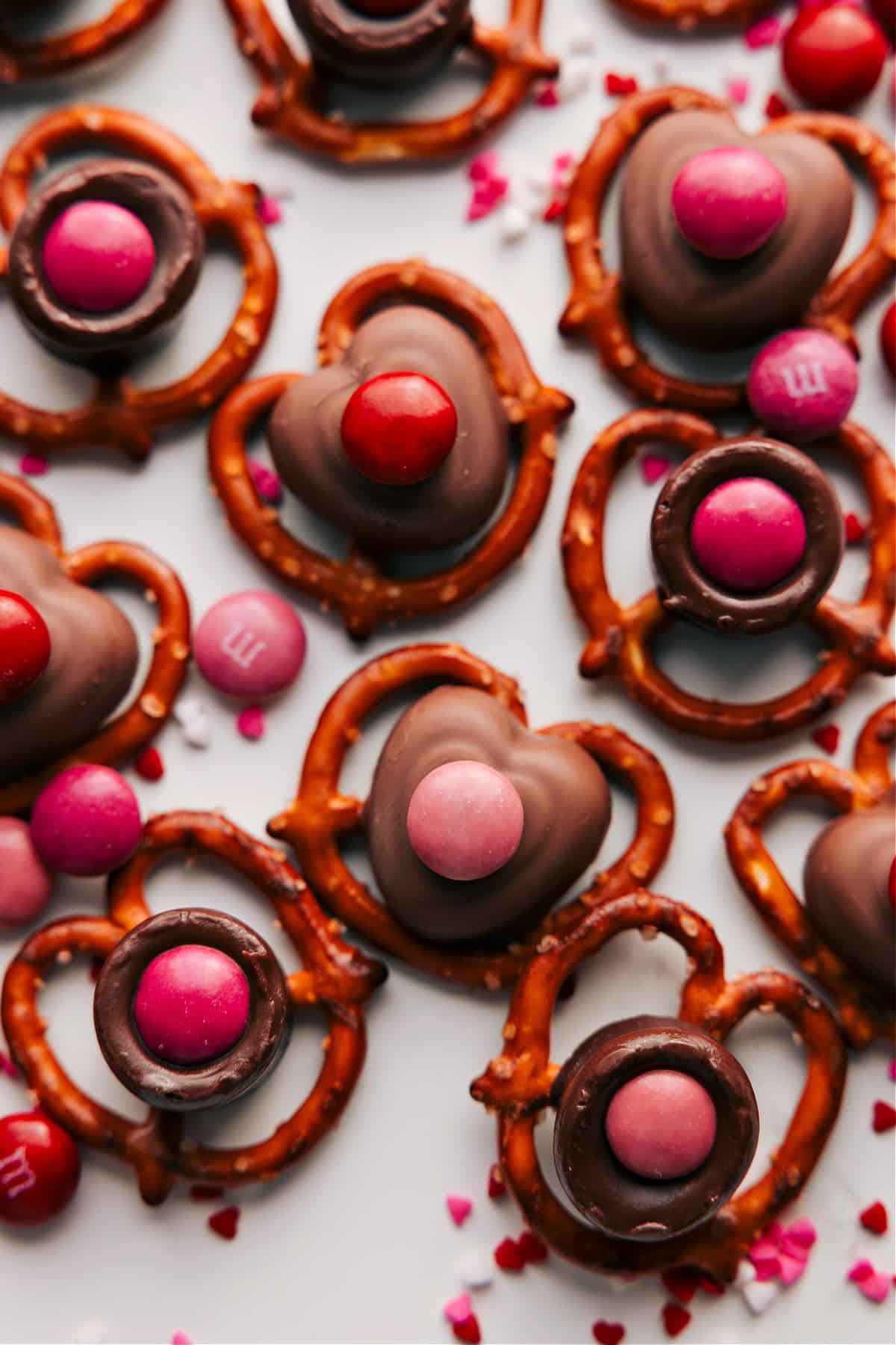 Valentine's Day is just around the corner, and what better way to show your love than with some homemade treats? These simple Valentine's Pretzels are not only delicious but also make a great edible gift. Recipe via ChelseasMessyApron.com #valentines #chocolate #pretzels #doves #m&ms #easy #treats