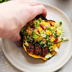 Lašišos tacos lėkštėje su visais priedais.