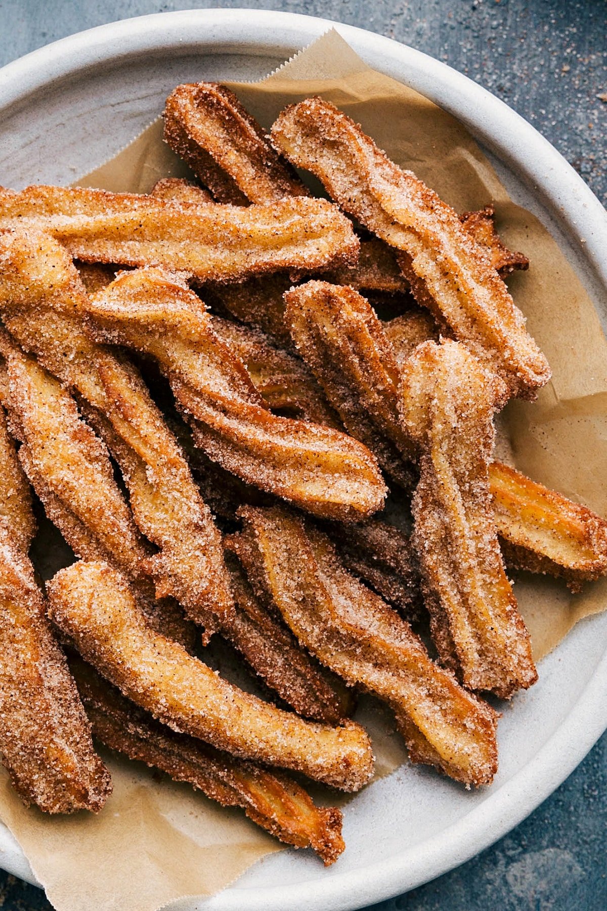 Šviežiai išvirti churros, paruošti džiuginti skonio receptorius.