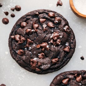 Single Serve Double Chocolate Cookie šou iš viršaus su jūros druska viršuje.